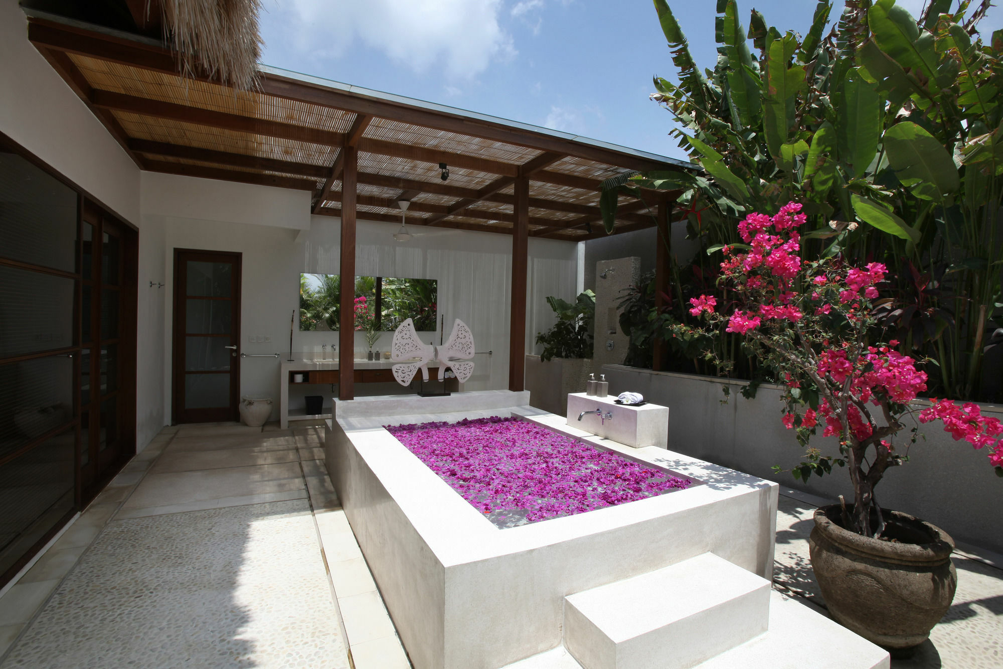 Nyaman Hotel 4*